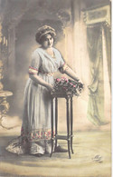 FANTAISIE - FEMMES - FLEURS - GUERIDON - ROBE BLEU AVEC FLEURS - MUG 127 - CARTE POSTALE ANCIENNE - Frauen