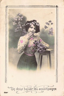 FANTAISIE - FEMMES -CHEMISIER BRODE - UN DOUS BAISER LES ACCOMPAGNE - GUERIDON - CARTE POSTALE ANCIENNE - Frauen