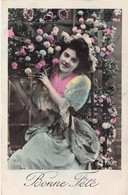 FANTAISIE - FEMMES - ROBE ROSE ET BLEU - JEUNE FEMME TENANT UN PANIER DE FLEURS - CARTE POSTALE ANCIENNE - Donne