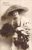 FANTAISIE - FEMMES - GRAND CHAPEAU - LONG MANTEAU - BRANCHES DE SAPINS - CARTE POSTALE ANCIENNE - Donne