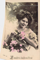 FANTAISIE - FEMMES - FLEURS - ROBE - COLLIER ET PENDENTIF - CARTE POSTALE ANCIENNE - Frauen