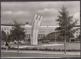 Allemagne  CPSM  De  BERLIN  " Tempelhof. Luftbrucken-Denkmal "     Non écrite  Avec Autobus - Tempelhof