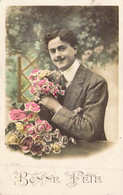 Fantaisie - Homme Moustachu Avec Des Fleurs Souhaite Une Bonne Fête - Carte Postale Ancienne - Hombres