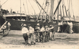 La Rochelle * Déchargement D'un Bateau De Bois * Voilier Commerce BOIS - La Rochelle