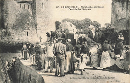 La Rochelle * Marchandes Attendant L'arrivée Des Pêcheurs * Pêche Poisson Criée - La Rochelle