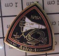 812f  Pin's Pins / Beau Et Rare / ESPACE / NAVETTE SPATIALE USA NASA CHALLENGER MISSION ASTRO-1 Le Petit Robot - Spazio