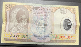 Beau Billet Du Népal De 10 Rupees Polymere ND 2002, King Gyanendra Bir Brikrem - Népal