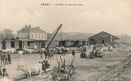 58 - NIÈVRE - VARZY - Thème Marchés - La Gare, Un Jour De Foire - Bovins - 11396 - Marchés