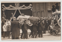 CARTE PHOTO : OBSEQUES - FUNERAILLES DU CARDINAL SEVIN A LYON EN 1916 - TENTURE DE DEUIL AVEC UN " S " COMME SEVIN - R/V - Funerales