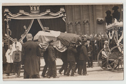 CARTE PHOTO : OBSEQUES - FUNERAILLES DU CARDINAL SEVIN A LYON EN 1916 - TENTURE DE DEUIL AVEC UN " S " COMME SEVIN - R/V - Funeral