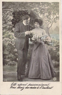 FANTAISIE - COUPLES - FEMME QUI REGARDE SON MARI - BOUQUET DE FLEURS - LONGUE ROBE - PC 443 - CARTE POSTALE ANCIENNE - Couples