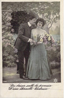 FANTAISIE - COUPLES -HOMME PRENANT LA MAIN DE SA FEMME - BOUQUET DE FLEURS - PC 443 - CARTE POSTALE ANCIENNE - Couples