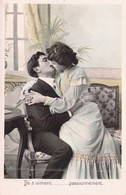 FANTAISIE - COUPLES - UN HOMME ET UNE FEMME QUI SEMBRASSE - ILS S'AIMENT....PASSIONNEMENT - CARTE POSTALE ANCIENNE - Paare