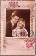 FANTAISIE - COUPLES - COUPLE L'UN CONTRE L'AUTRE - CHEMISIER FLEURI - CRAVATE A RAYURE -  - CARTE POSTALE ANCIENNE - Paare