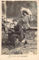 FANTAISIE - COUPLES - HOMME FAISANT DE LA PEINTURE - PARAPLUIE - TABOURET - BOITE DE PEINTURE - CARTE POSTALE ANCIENNE - Couples