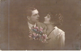 FANTAISIE - COUPLES - FLEURS - COUPLE QUI SE REGARDE - CHEMISE BLANCHE - COLLIER DE PERLES  - CARTE POSTALE ANCIENNE - Koppels