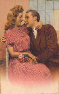 FANTAISIE - COUPLES - FEMME ROBE ROSE  - HOMME COSTUME - CRAVATE - LE COUPLE SE REGARDE -  - CARTE POSTALE ANCIENNE - Paare