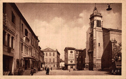 J8 - Sigean (Aude) - La Place Et L'Eglise - Sigean