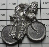 312c Pins Pin's / Rare & Belle Qualité SPORTS / GRAND PIN'S ARTISANAL EN ETAIN CYCLISME VELO DANSEUSE - Fencing