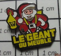 312c Pins Pin's / Rare & Belle Qualité / NOEL / PERE NOEL AVEC LANTERNE LE GEANT DU MEUBLE - Navidad