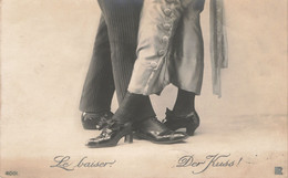 Humour Coquin - Couple - Se Faire Du Pied - Le Baiser - Der Kuss - Carte Postale Ancienne - Humour