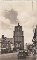 Wormhout. L' Eglise. CPSM Pt Format. Voitures 2CV Citrën. 4 CV Renault. Timbrée, 2 Scans. Pli Bas Droite - Wormhout