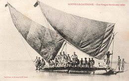 CPA NOUVELLE CALEDONIE -  Une Pirogue Double Sous Voiles - Noir Et Blanc  - Tres Animé - Bergeret - New Caledonia