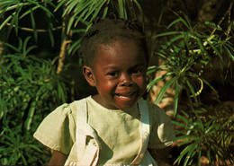 Afrique - Guinea Ecuatorial (Guinée Equatoriale) Sonrisa De Nina En Bata (sourire D'enfant) - Afrique