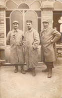 Photographie Militaria - Trois Militaires Moustachu En Uniforme - Manteau  - Carte Postale Ancienne - Uniformes