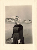 La Baule Les Pins * Femme Bretonne En Coiffe & Costume * Bretagne Coiffes * Photo Ancienne 10.6x8cm - La Baule-Escoublac