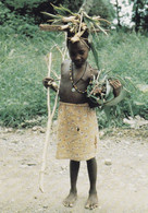 NOUVELLE BRETAGNE - Petite Fille Sulka Participant à La Cueillette - Photographe M. Jeudy Ballini - Très Bon état - Papouasie-Nouvelle-Guinée