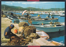 83 - Cavalaire Sur Mer - Pêcheur Réparant Son Filet - Cavalaire-sur-Mer