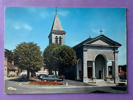 41   CPSM      NEUG-SUR-BEUVRON   La Place De L’église    Voitures Citroën Dont GS?     Très Bon état - Neung Sur Beuvron