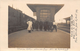 80-ABBEVILLE- CARTE PHOTO MILITAIRE- GARE- CONVOI DE TROUPES BELGES GAGNANT LE FRONT 25 AVRIL 1915 - Abbeville