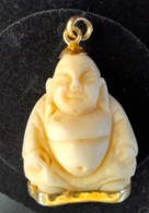 Petit Bouddha  Riant Enchâssée  Dans Suspension En Or Poinçonné Au Charançon - Pendentifs