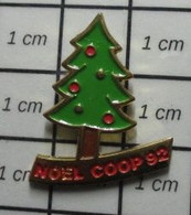 414A Pin's Pins / Beau Et Rare / NOEL / LE SAPIN A LES BOULES COOP 92 - Weihnachten