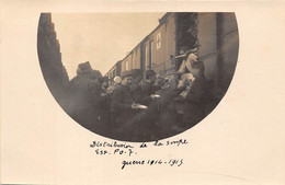 TRAIN-CARTE-PHOTO-MILITAIRE-DISTRIBUTION DE LA SOUPE - Guerre 1914-18