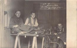 Militaria - Carte Photo - 1er Lançiers -Tailleurs - Etat Major - Brand - Trois Soldats Cousant - Carte Postale Ancienne - Characters