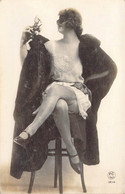 Fantaisies - Coquin - Femme Masquée Sur Une Chaise Haute En Fourrure - Carte Postale Ancienne - Vrouwen