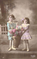 Fantaisie - Enfants - Un Garçon Et Une Fille Portent Un Pot De Fleurs - Myrka - Carte Postale Ancienne - Abbildungen