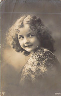 Fantaisie - Enfants - Petite Fille Brune Bouclée - Chemisier En Dentelle - Carte Postale Ancienne - Abbildungen