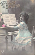 Fantaisie - Enfants - Jeune Fille Joue Du Piano - Partiton - Robe Bleu Et Blanche à Dentelles - Carte Postale Ancienne - Abbildungen