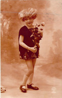 Fantaisie - Enfants - Fillette Porte Un Bouquet De Fleurs - Bijou - Robe Noire Brodée - Carte Postale Ancienne - Portraits