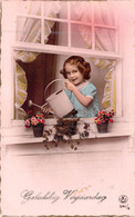 Fantaisie - Enfants - Une Enfant Arrose Les Fleurs - Arrosoir - Rideaux - Fenêtre - Carte Postale Ancienne - Portraits