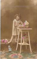 Fantaisie - Enfants - Une Fillette Avec Son Chat Dans Un Berceau - Poupée - Carte Postale Ancienne - Portraits