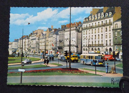 NANTES  QUAI DE LA FOSSE  - AUTOBUS - CAMION ET VOITURES ANCIENNES - Busse & Reisebusse