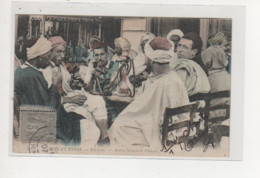Antike Postkarte SCBNAS ET TYPES - UN CAFE - ARABES FUMANT LE CHIBOUK / ÄGYPTEN - Desouk