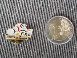 PIN'S PINS CYCLE VELO CYCLISME FEDERATION FRANCAISE FFC COMITE NORMANDIE - Wielrennen