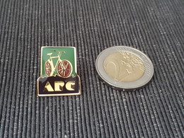 PIN'S PINS CYCLE VELO CYCLISME ARC - Radsport