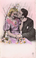 Couple - Flirt - Robe Rose - Fleurs - Carte Postale Ancienne - Coppie